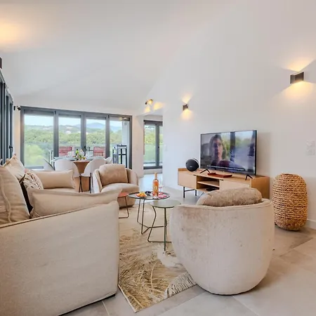 3 Bedrooms With Terrace - Happy